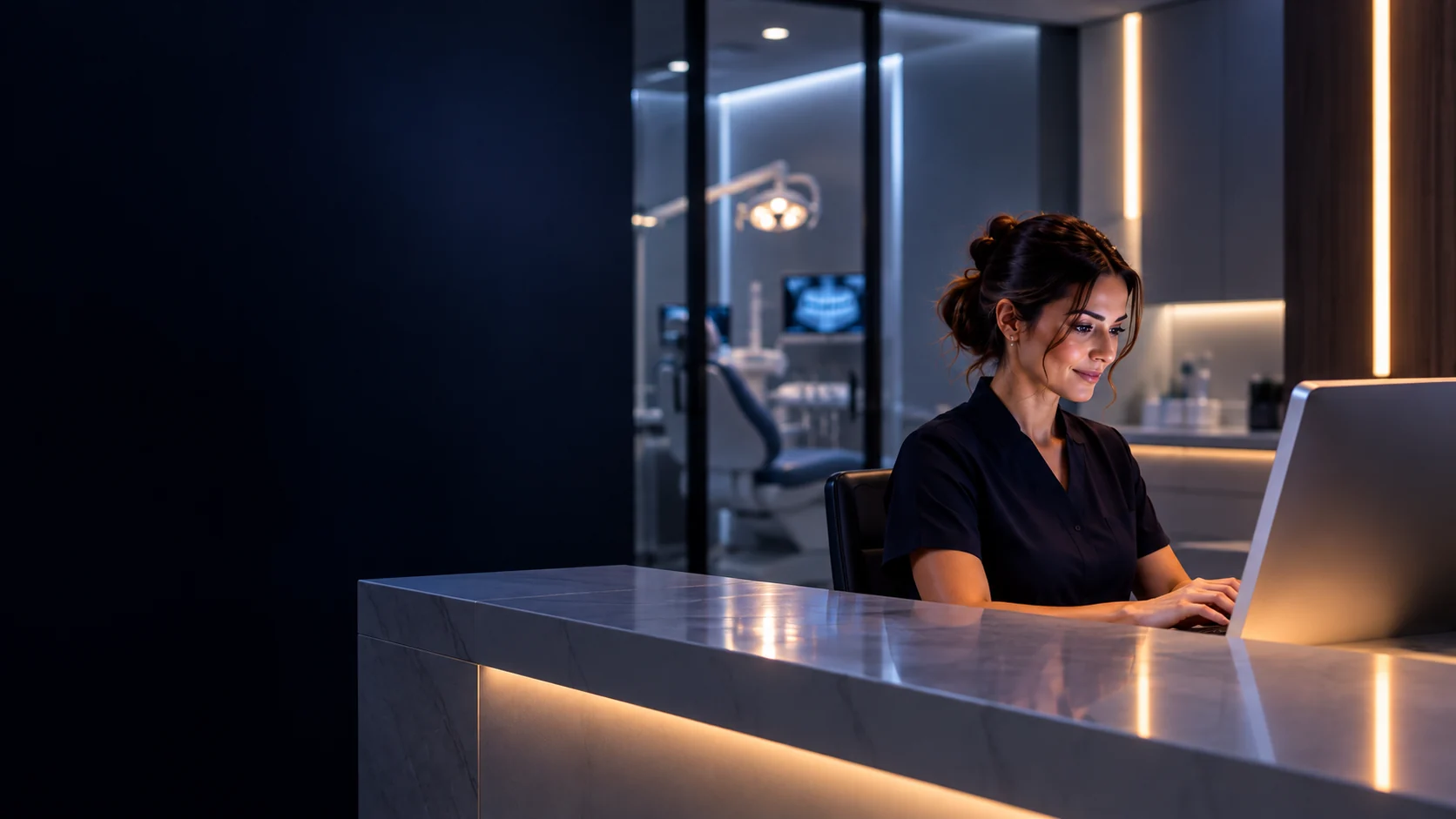 Profesional atendiendo en la recepción de una clínica dental moderna